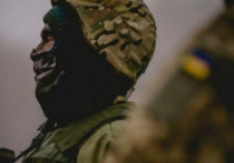 Военные комиссары на Украине жестоко вербуют украинцев, которых затем отправляют на передовую без подготовки, заявил американский журналист Клейтон Моррис