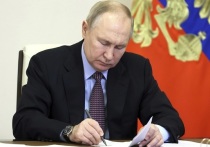 Президент РФ Владимир Путин подписал закон, который ограничивает увеличение процентной ставки по ипотечным кредитам в том случае, если заемщик откажется от страхования. Соответствующий документ опубликован на официальном портале правовой информации.
