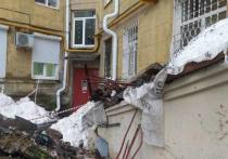 Два балкона жилого многоквартирного дома рухнули на припаркованные автомобили в Воронеже