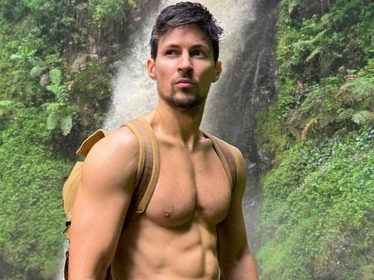 Павел Дуров снялся обнаженным на фоне водопада в Африке