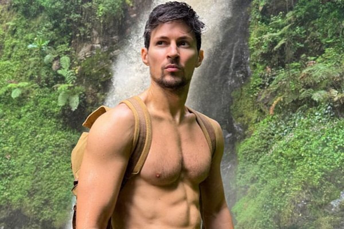 Павел Дуров снялся обнаженным на фоне водопада в Африке