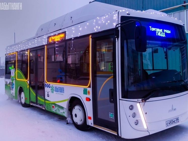 В Лабытнанги пассажирские автобусы украсили к Новому году