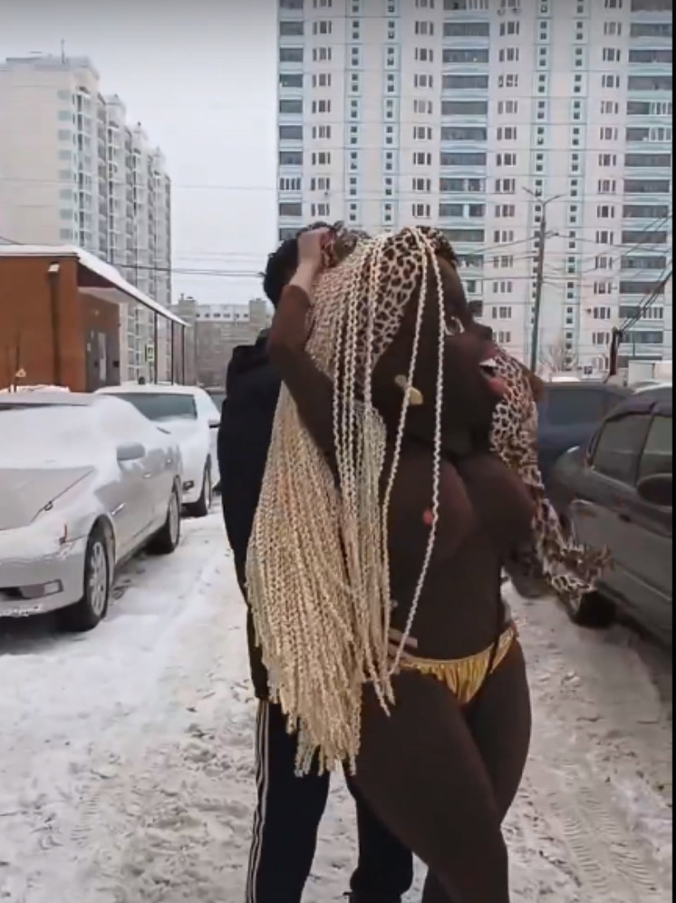 Чернокожая стриптизерша станцевала во дворе в Серпухове