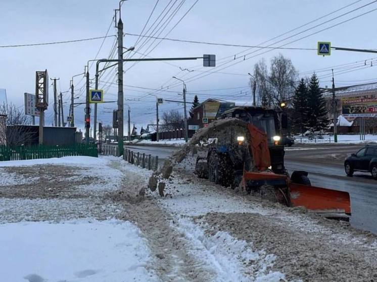 В Пензе грязный снег с дорог сваливают на тротуары