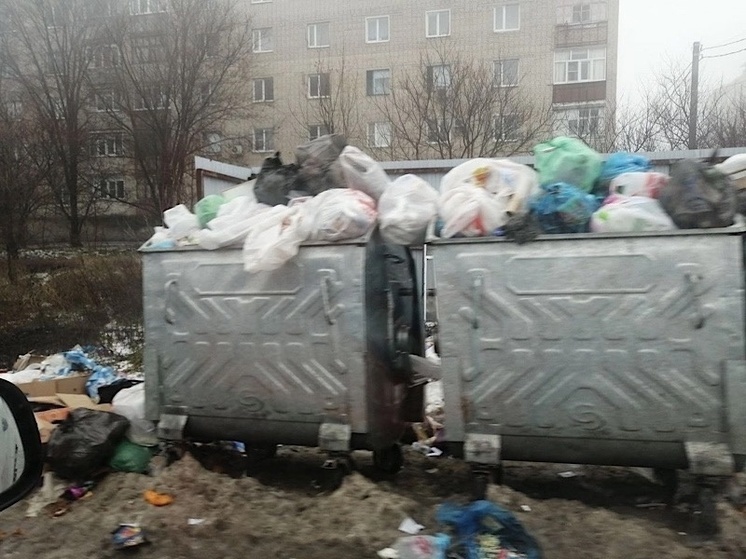 Огромная свалка образовалась у многоэтажки в Красном Сулине