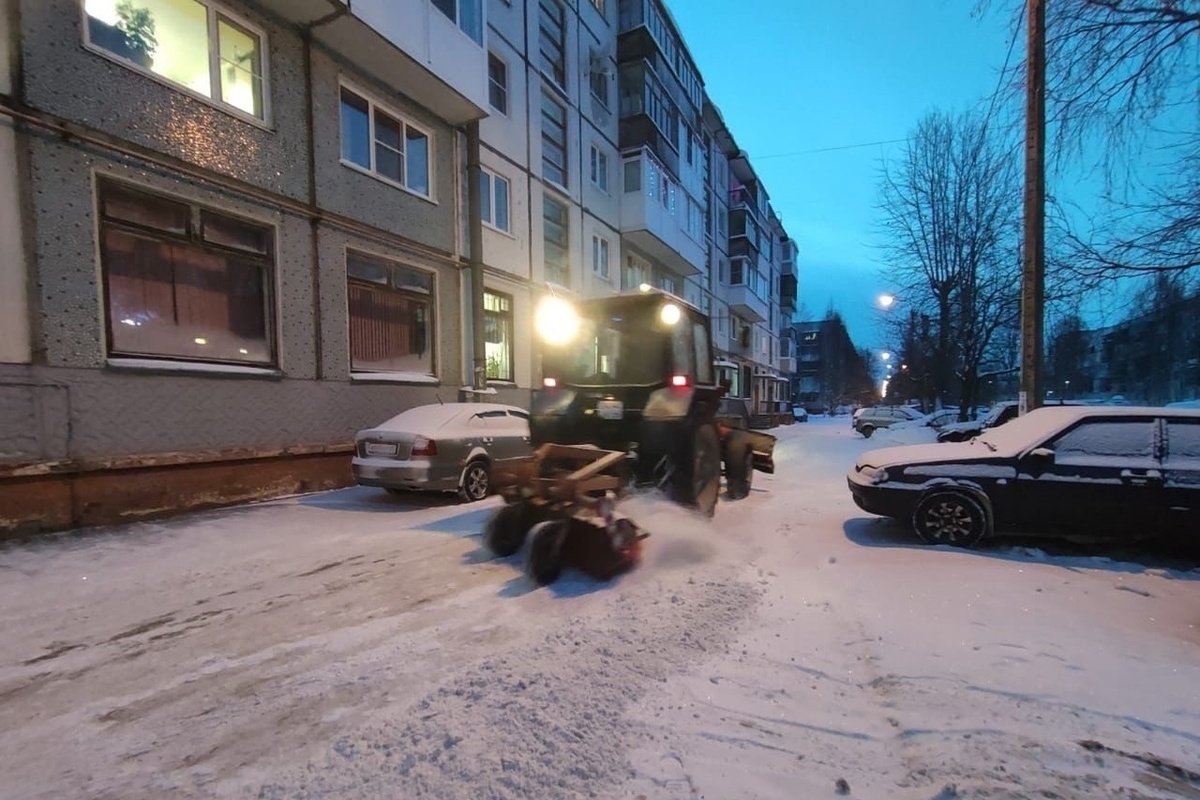 В Северодвинске 39 единиц техники продолжают борьбу со снегом
