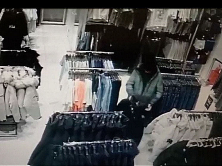 Укравший в энгельсском магазине одежду мужчина продал ее неизвестному