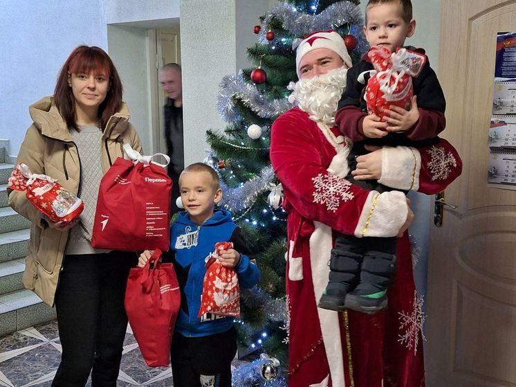 В Таврийске детям и раздали новогодние подарки из Рязани