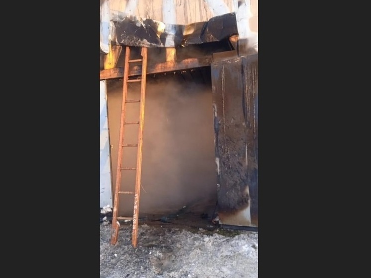 Гараж сгорел вместе со снегоходом в Карелии