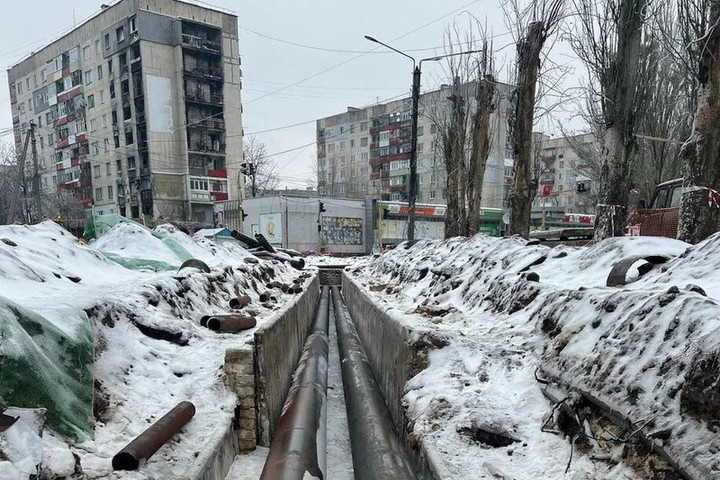 Бригада из Татарстана в Лисичанске протянула 200 метров труб отопления