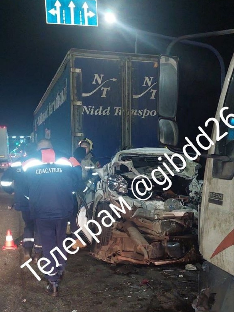 Под Минводами в ДТП с двумя фурами погиб водитель легковушки