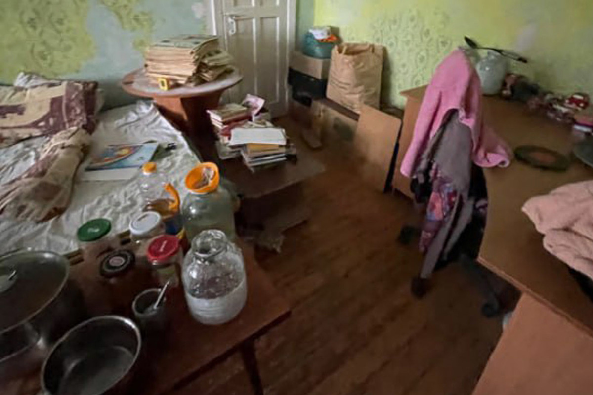 13-летняя девочка жила в заброшенной квартире и питалась продуктами с кладбища