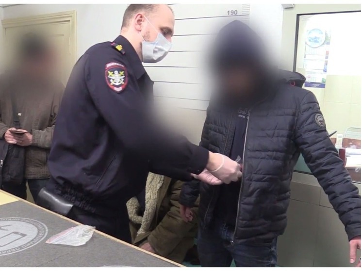 Новосибирец упаковал гашишем 22 тайника вдоль железной дороги