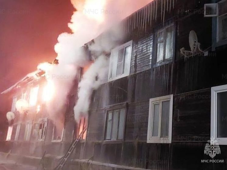В Усть-Куте сгорели два деревянных дома