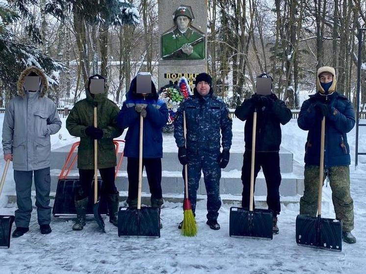 Осуждённые расчистили от снега общественные территории в Дмитриеве