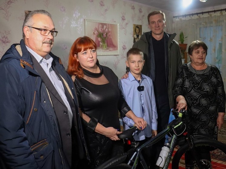 Мэр Ессентуков лично вручил мальчику из Антрацита загаданный на «Елке желаний» велосипед