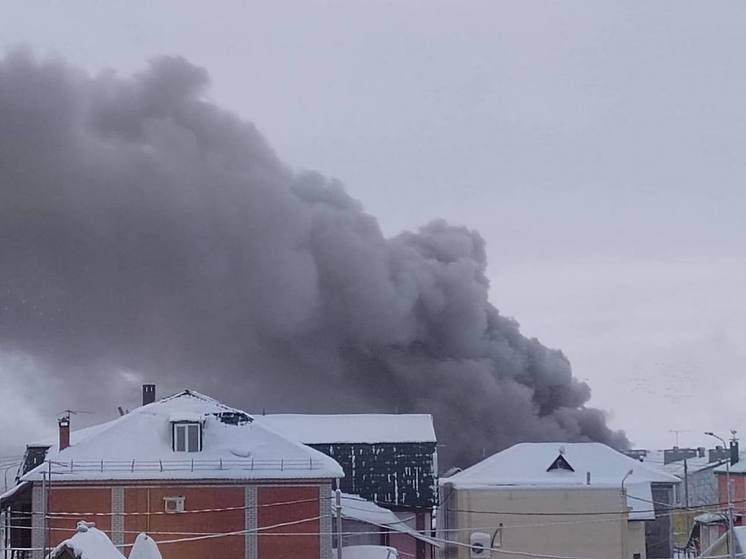 Жильцов двухэтажки в Салехарде эвакуируют из-за пожара