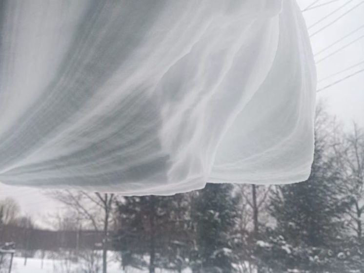 Житель Подмосковья едва не погиб от упавшей глыбы из снега и льда