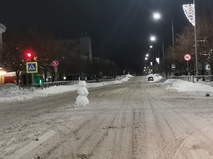 Снеговик вышел на перекресток в Кондопоге