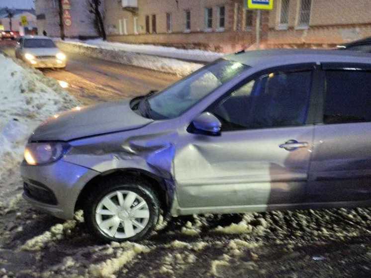 При столкновении двух легковушек на улице Полетаева в Рязани пострадала водитель Lada