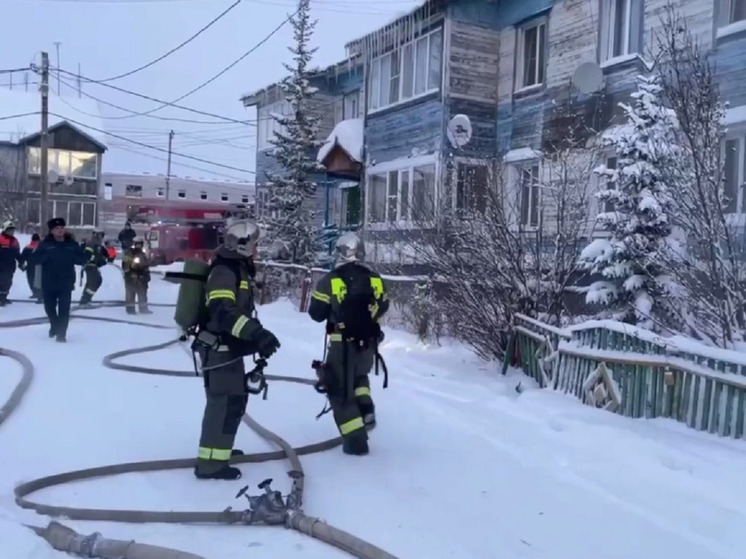 В Салехарде в горевшем на Игарской доме пострадала женщина