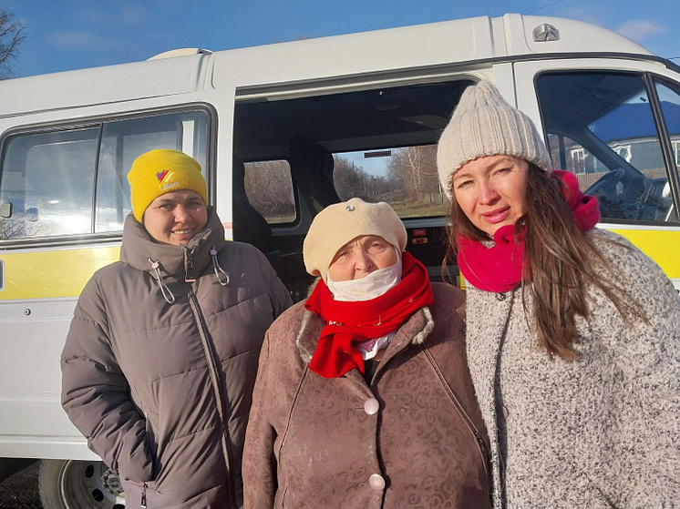 Врачи и соцработники Шипуновского района помогли местным пенсионерам