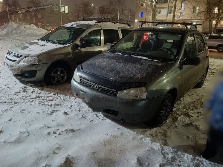 Сразу два водителя за утро остались без бамперов из-за ямы в Петрозаводске