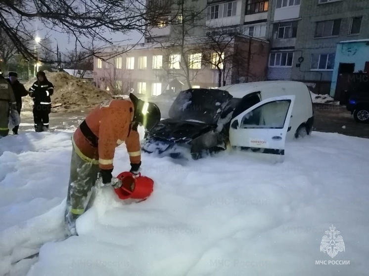 В Орле в своём авто едва заживо не сгорел мужчина