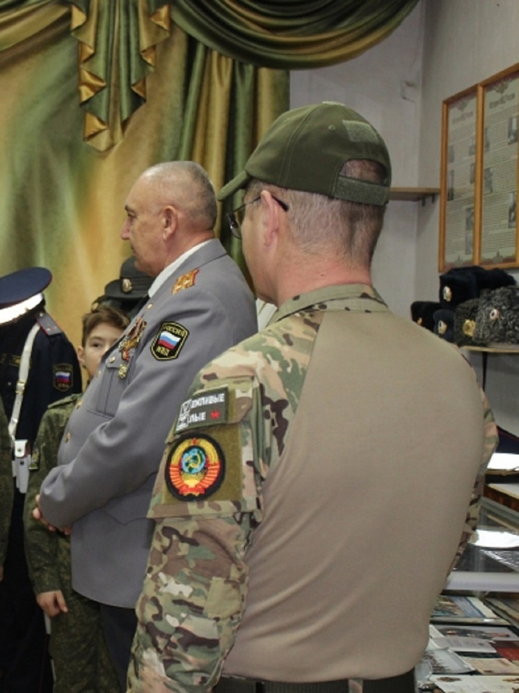 В Муравленко ушедший на фронт полицейский рассказал кадетам о службе