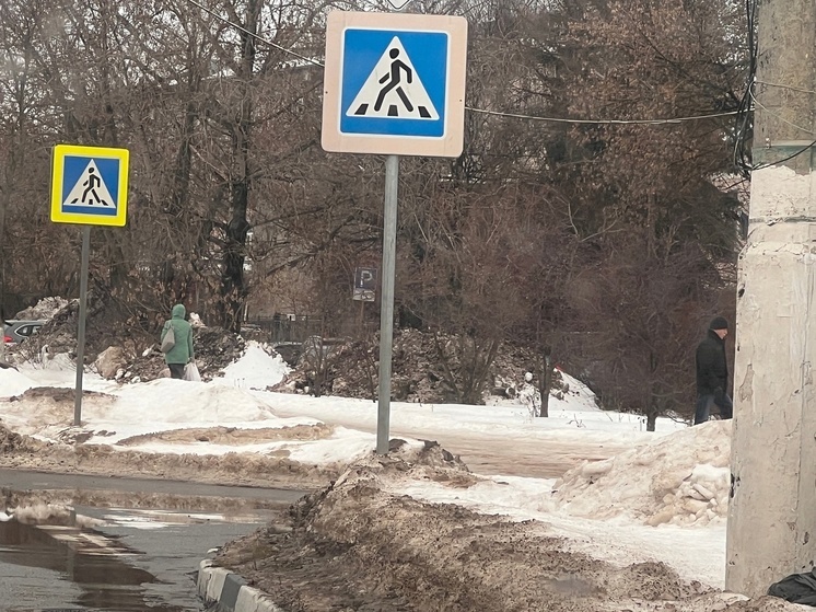 Жители Твери жалуются на грязные дороги с серой "кашей" и "кучами"