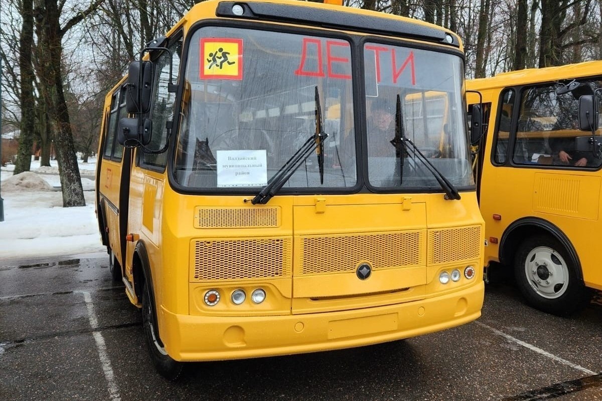 В новгородские школы передали 17 новых автобусов