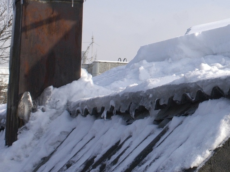В Татарстане на восьмилетнего мальчика с крыши упал снег со льдом