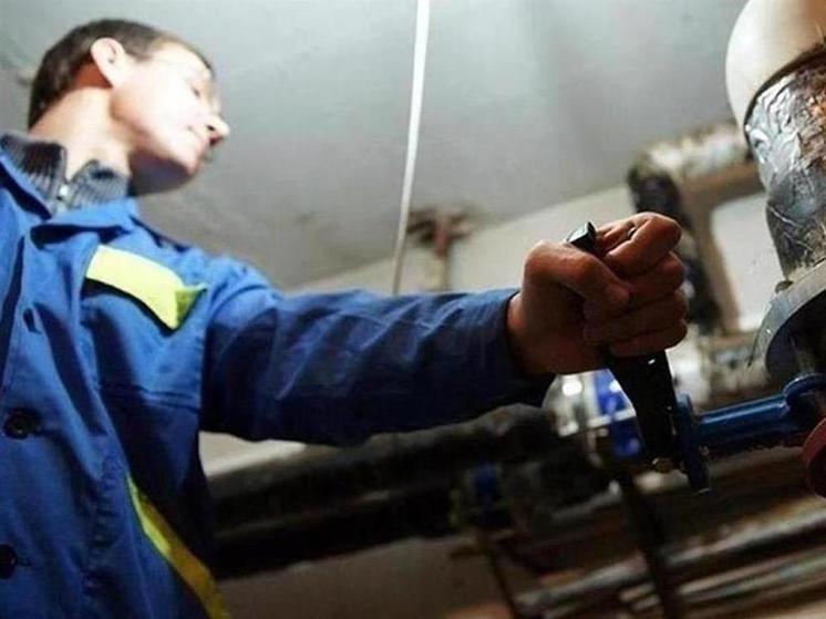 Костромские коммунальщики ремонтируют водогрейный котел в поселке Первый