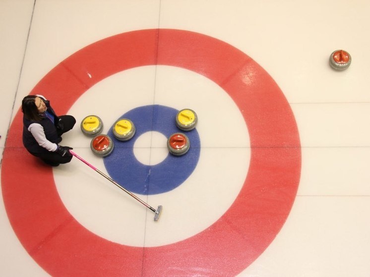 Дмитровская команда победила на любительском турнире по керлингу