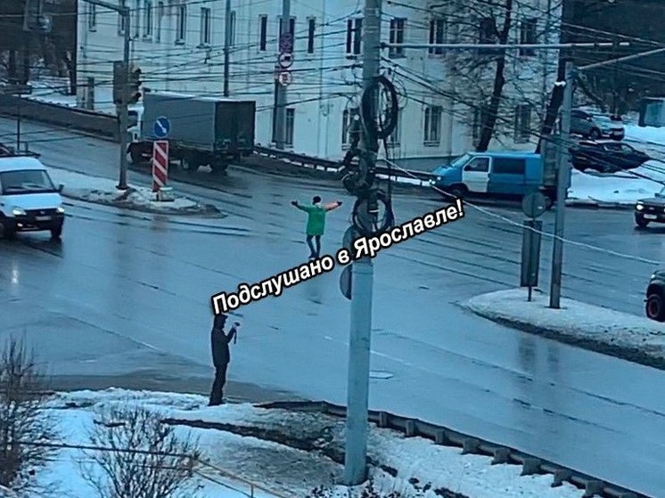 В Ярославле доставщик еды «разрулил» пробку на проспекте