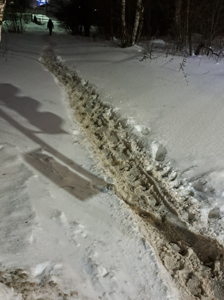 Жители Петрозаводска не могут дойти до остановки из-за грязных сугробов