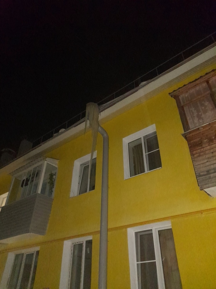 Труба дома в Петрозаводске вот-вот рухнет из-за огромной сосульки