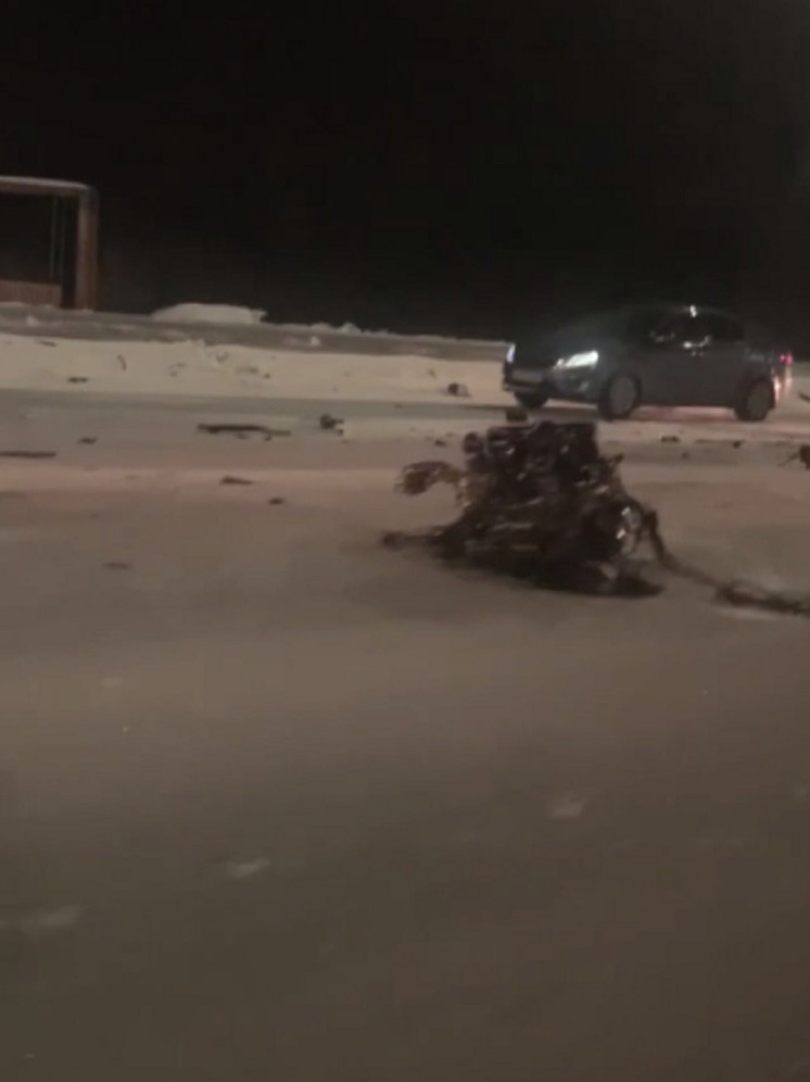 Столкнулись 4 машины: в Новом Уренгое автомобиль в ДТП откинул мотор