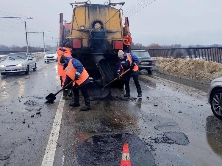 В Липецке ведут ямочный ремонт дорог даже в декабре