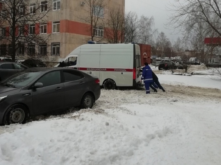 В Рыбинске фельдшеры «скорой» сами вытолкали застрявшую во дворе машину