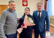 Жительница Шадринска Лия Тюлюбаева была награждена знаком отличия «Материнская слава» III степени