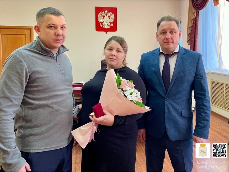 Жительница Шадринска, воспитывающая десятерых детей, получила знак отличия