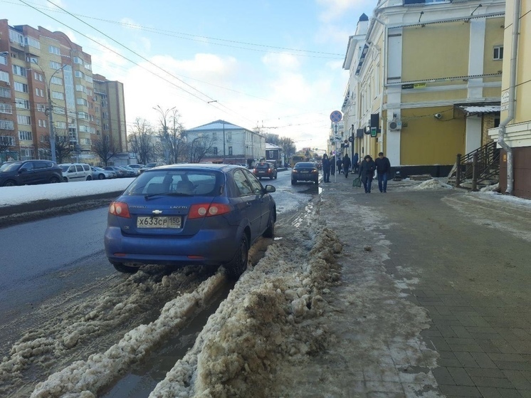 Ярославцы продолжают парковаться на улице Свободы, несмотря на запреты