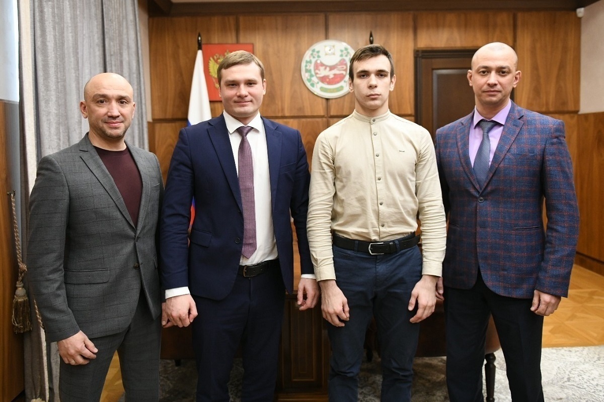 Глава Хакасии поздравил дзюдоиста Михаила Мамаева и его тренера с «золотом»