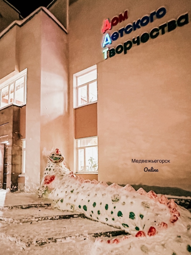 Огромный снежный дракон прилег на крыльце в Медвежьегорске