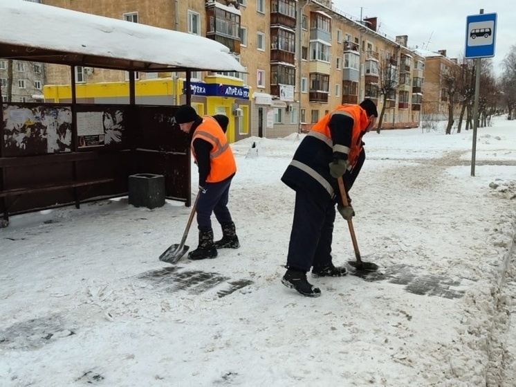 Улицы Кирова спецтехника очищала от слякоти