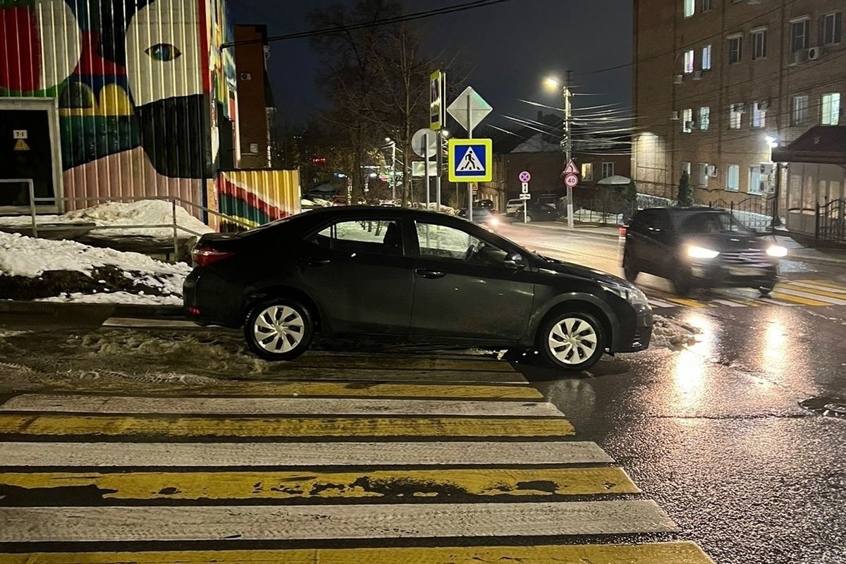 В Курске автохам припарковал машину на пешеходном переходе