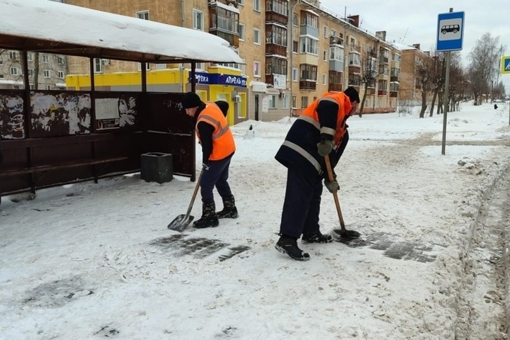 Улицы Кирова спецтехника очищала от слякоти