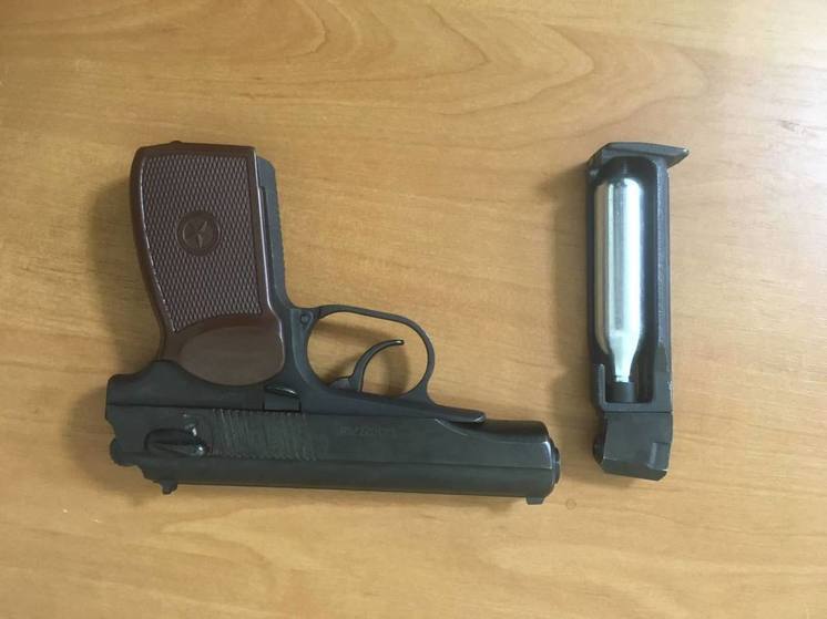 УМВД: в Краснодаре задержали юношу, тестировавшего пистолет на детской площадке