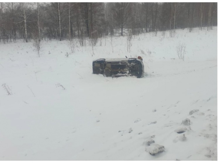 Под Новосибирском пристав помог водителю опрокинувшегося в кювет в ДТП седана